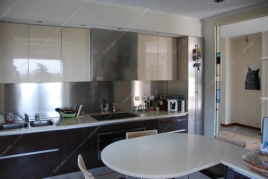 Cucina a parete della villa Acetosa, location in stile vintage a Lecco