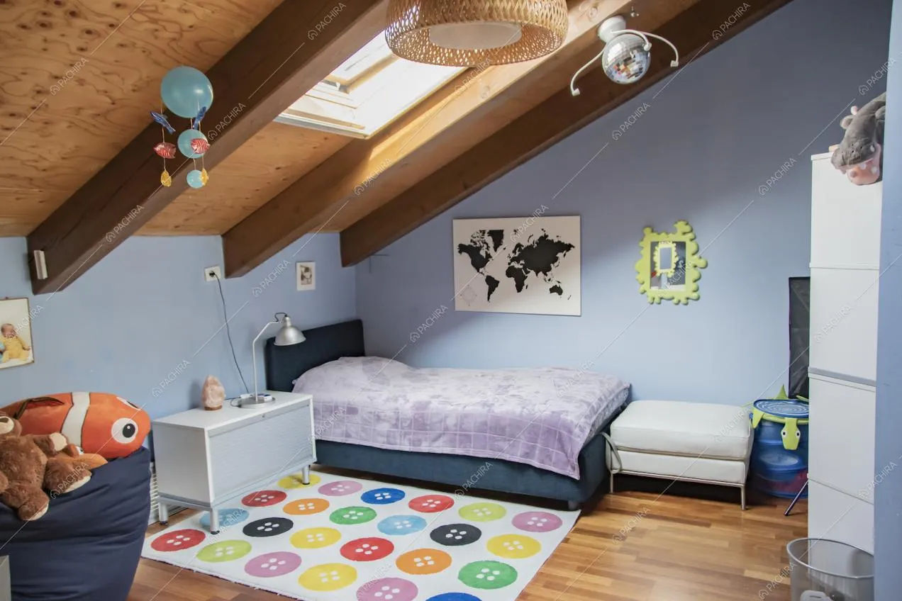 Camera da letto da bambini nel solaio con lucernario, pareti azzurre a pavimento in parquet