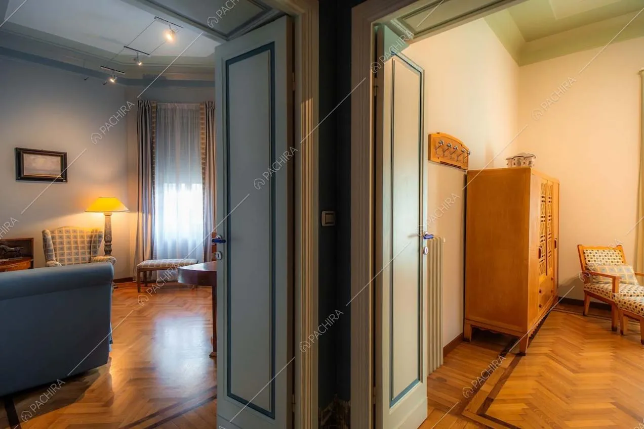 Camera da letto della villa Adamite, location in stile classico a Savona