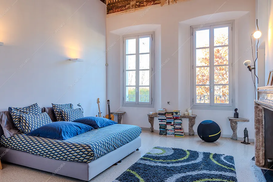 Camera da letto della villa Mayon, location in stile moderno a Milano