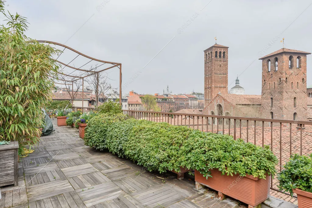 Parquet da esterni sulla terrazza dell'appartamento Beryl, location in stile contemporaneo a Milano