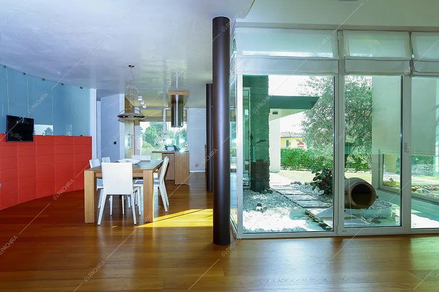 Cucina a vista della villa Krakatoa, location in stile moderno a Udine