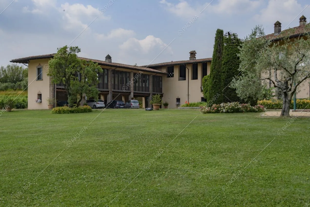 Area esterna della villa con parcheggio coperto