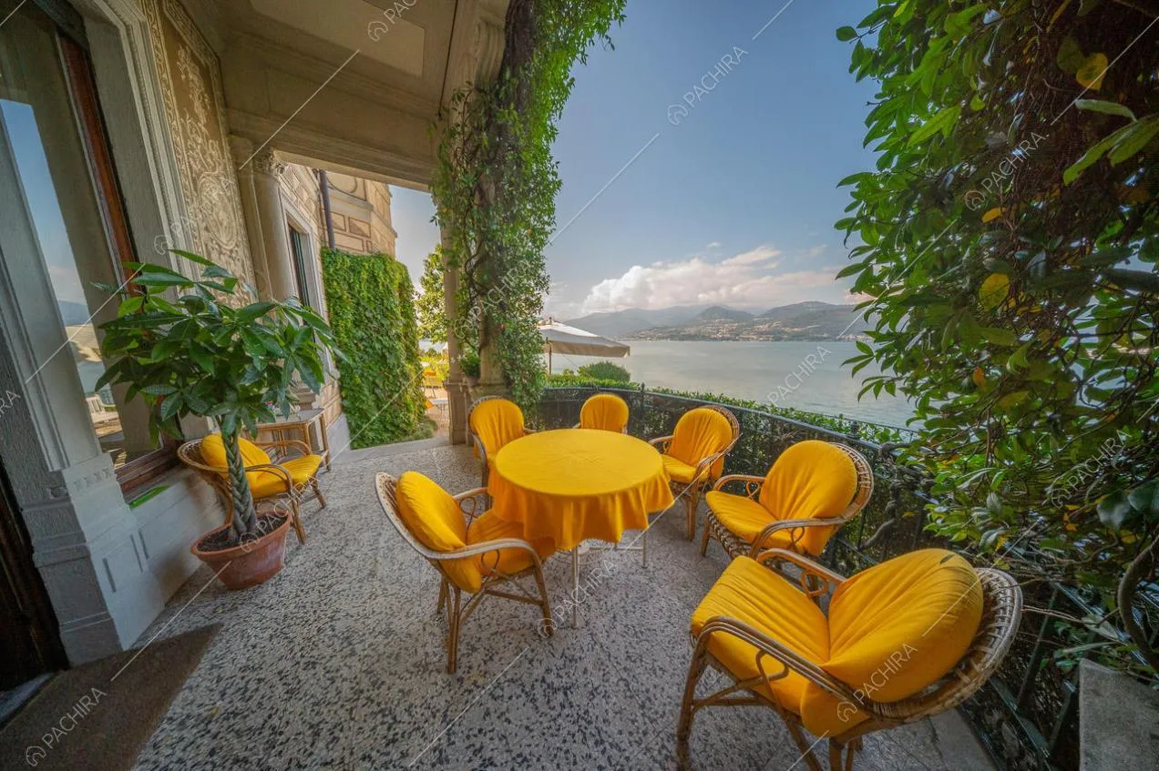 Veranda con pavimenti in marmo e sedie color crema