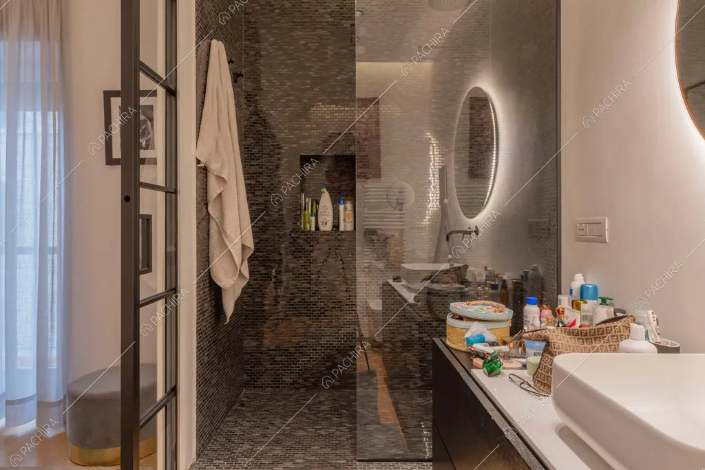 Bagno dell'appartamento Mizuna, location in stile contemporaneo a Roma