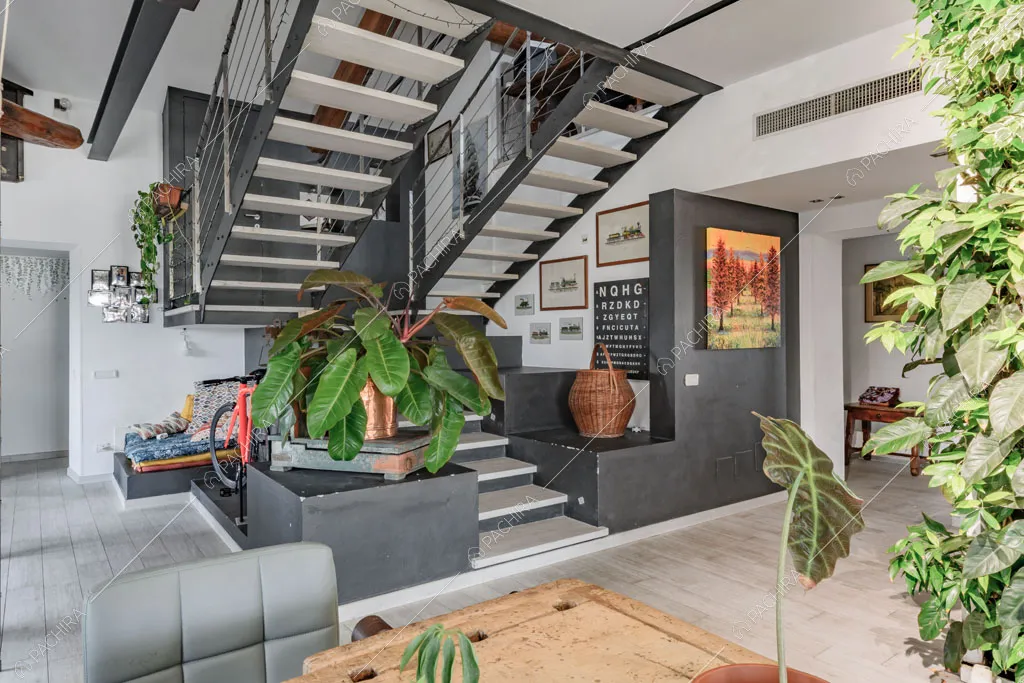 Zona living con pavimento in parquet del loft Ostro, location in stile contemporaneo a Milano