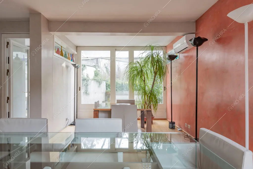 Luminosa sala da pranzo della villa China, location in stile contemporaneo a Roma