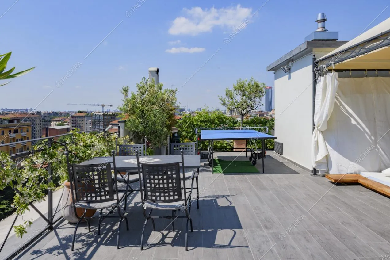 Dettaglio della terrazza con tavolo da ping pong