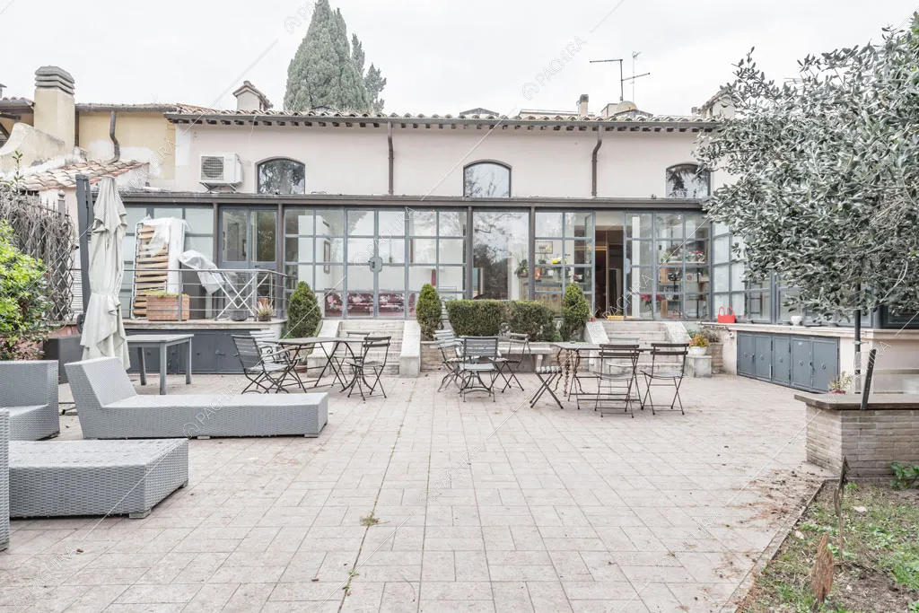 Cortile dell'appartamento Catalpa, location in stile moderno a Roma