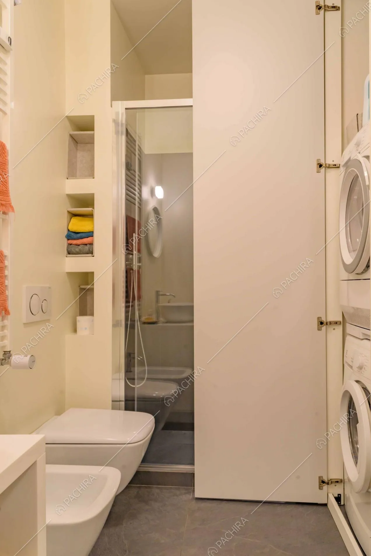 Bagno dal pavimento grigio e dalle pareti bianche con box doccia