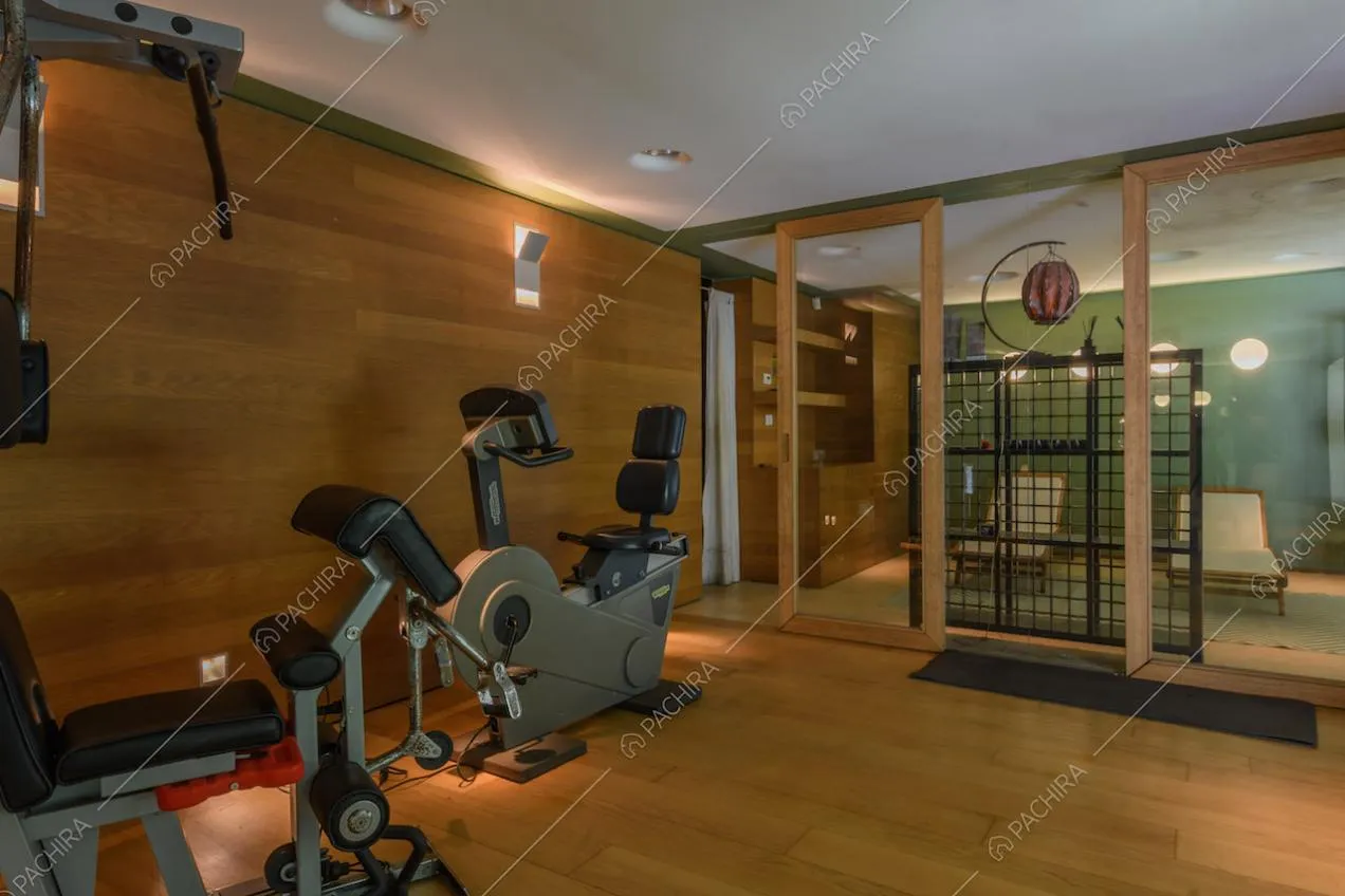 Palestra con pavimento in parquet e pareti in legno