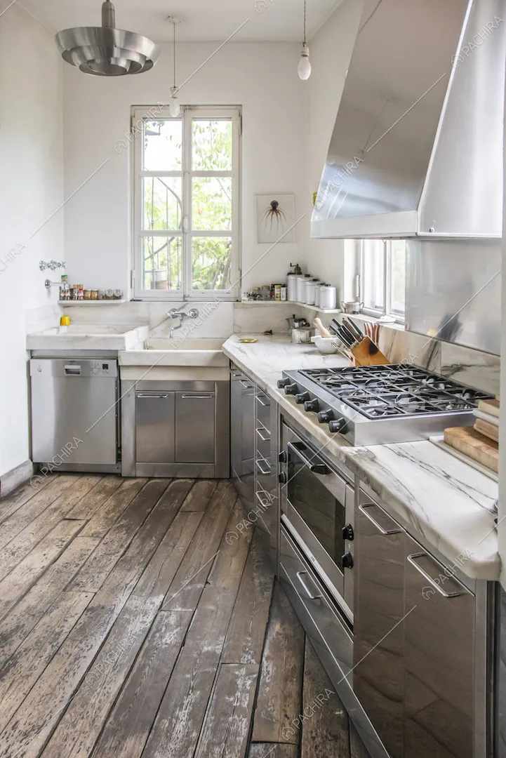 Cucina a parete in acciaio e pavimento in legno