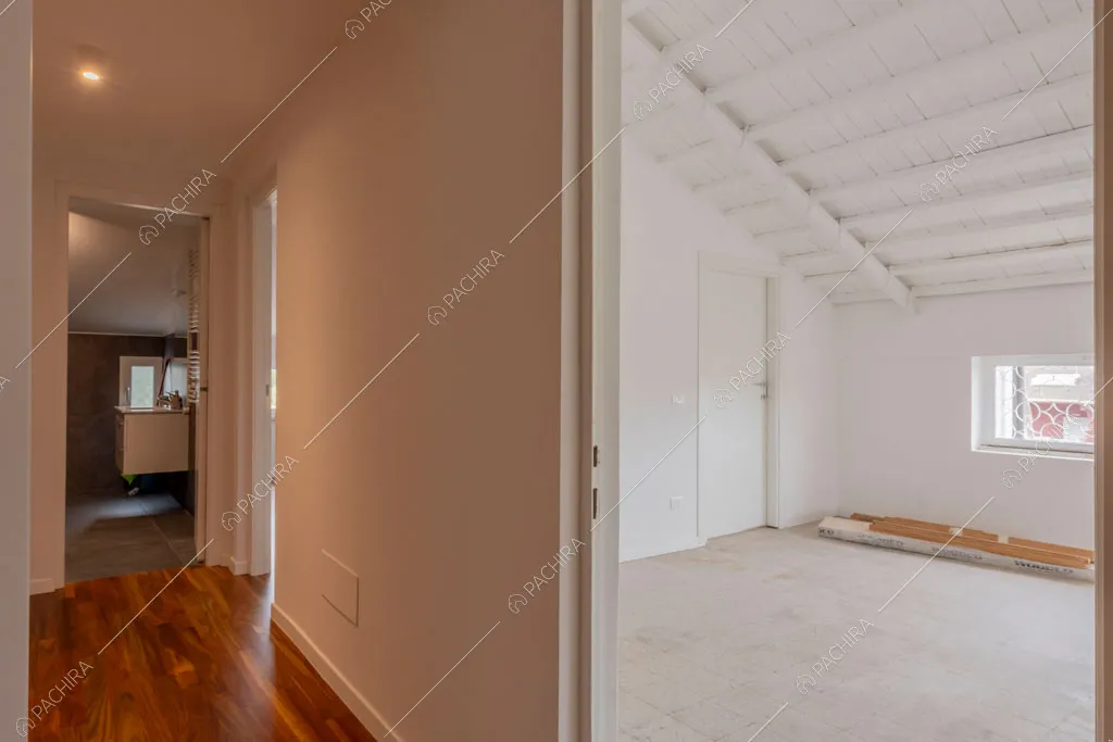 Camera con travi a vista sul soffitto della villa Murray, location in stile contemporaneo a Roma