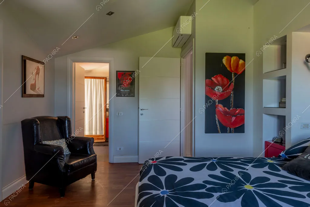 Camera da letto della villa Cassava, location in stile contemporaneo a Roma