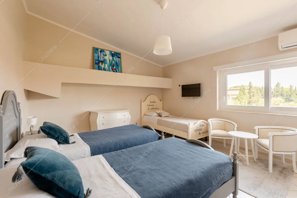Camera da letto della villa Agnocasto, location in stile moderno a Roma