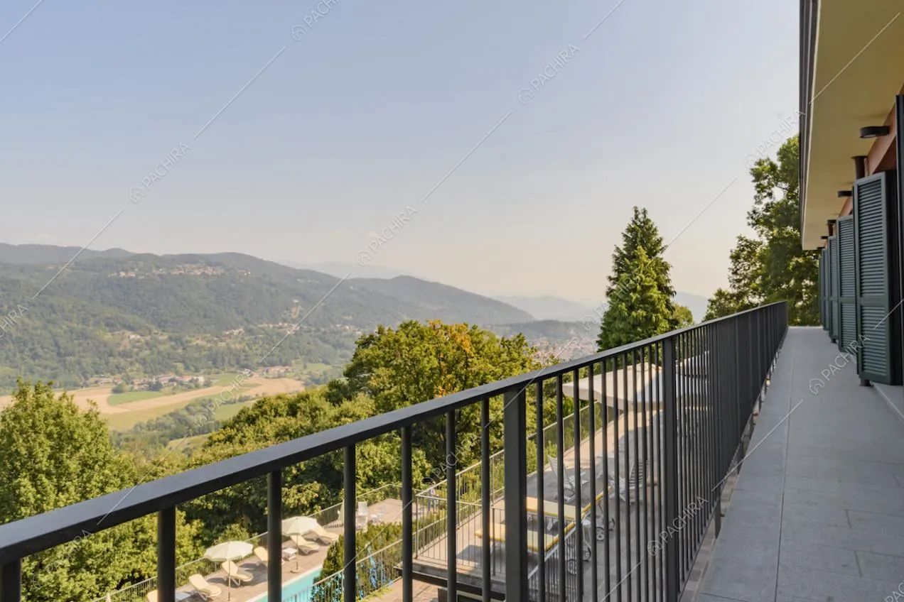 Vista panoramica dal lungo balcone che si affaccia sulla piscina