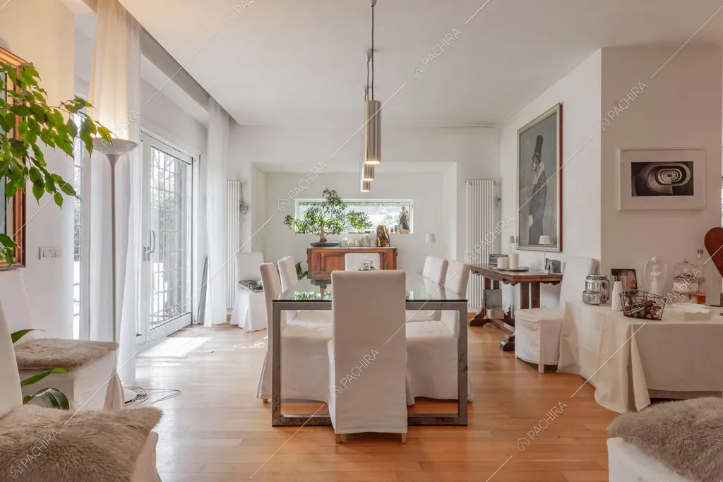 Sala da pranzo con pavimento in parquet della villa Bauxite, location in stile moderno a Roma