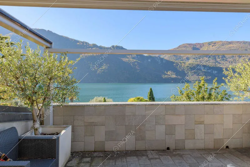 Grande terrazza con vista sul lago e sulle montagne