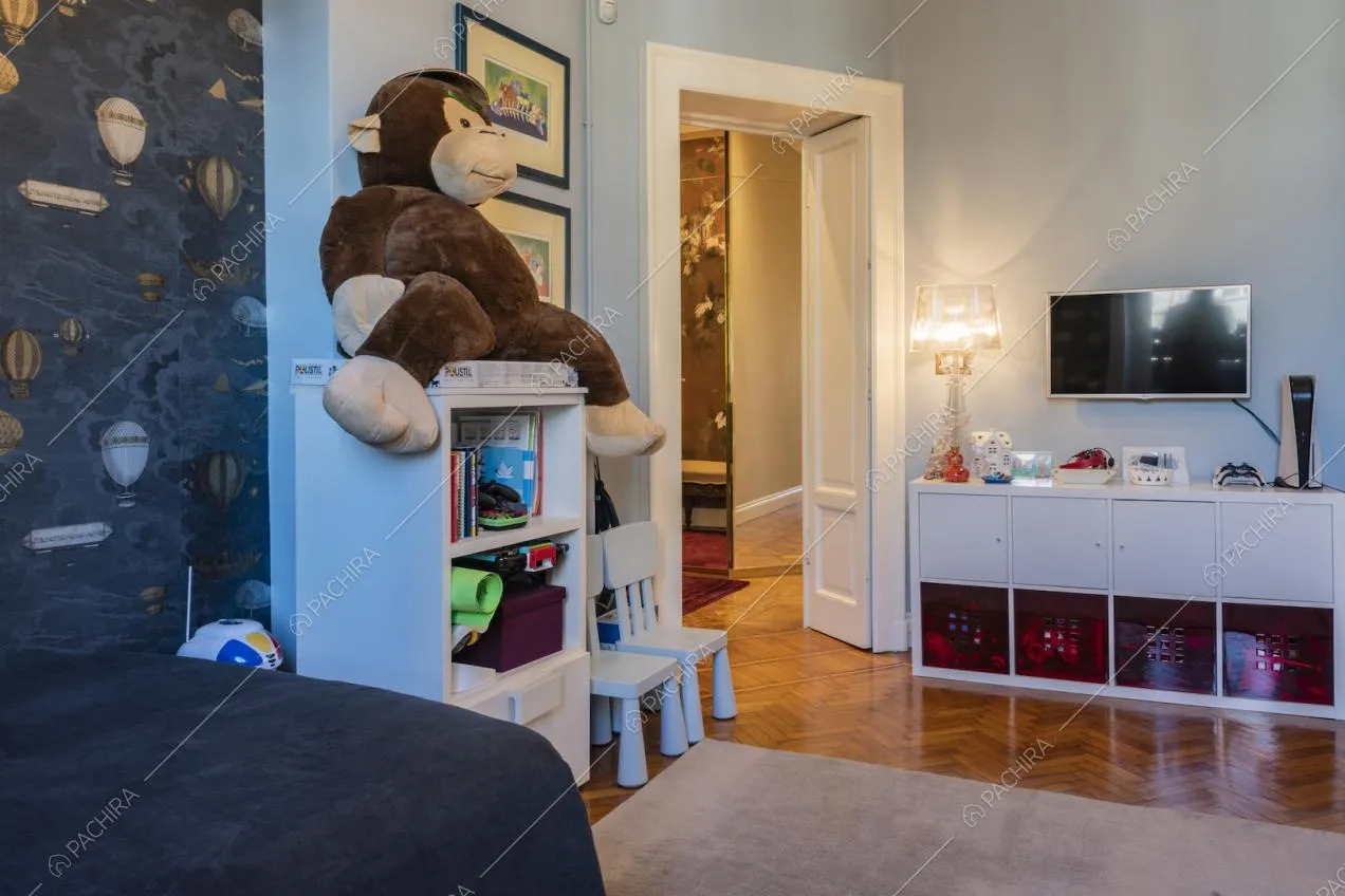 La camera dei bambini con pavimento in parquet