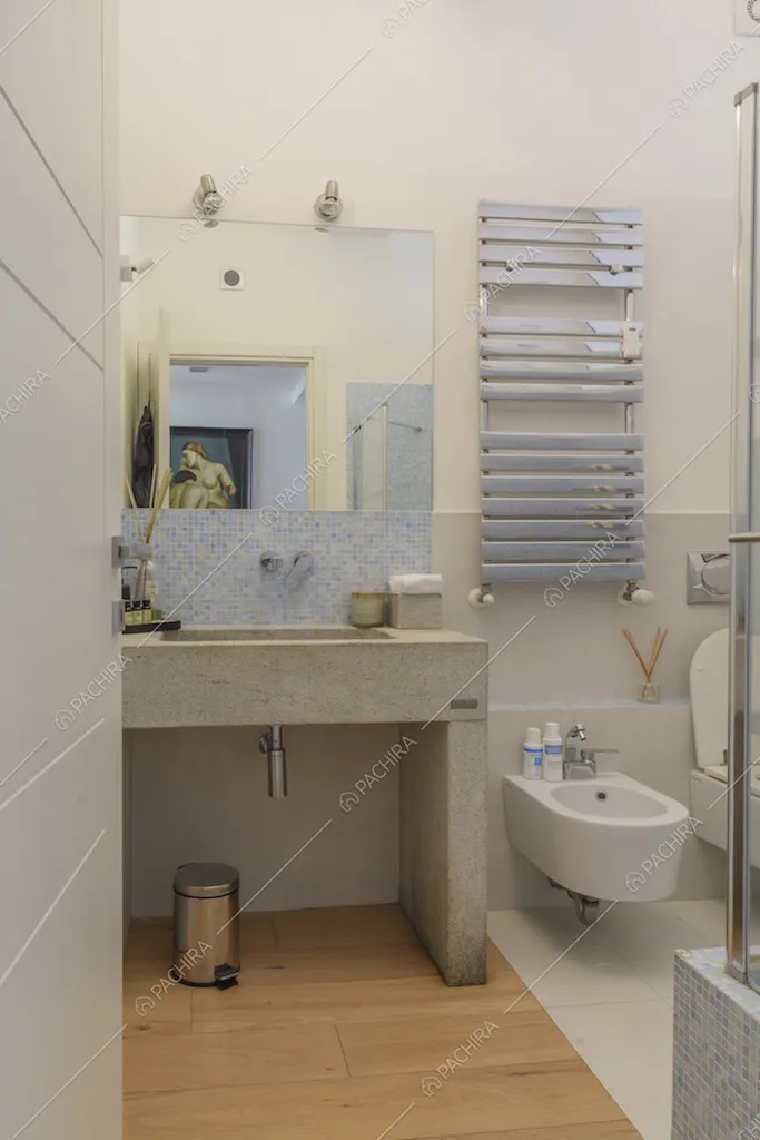 Bagno con pavimento misto parquet e piastrelle