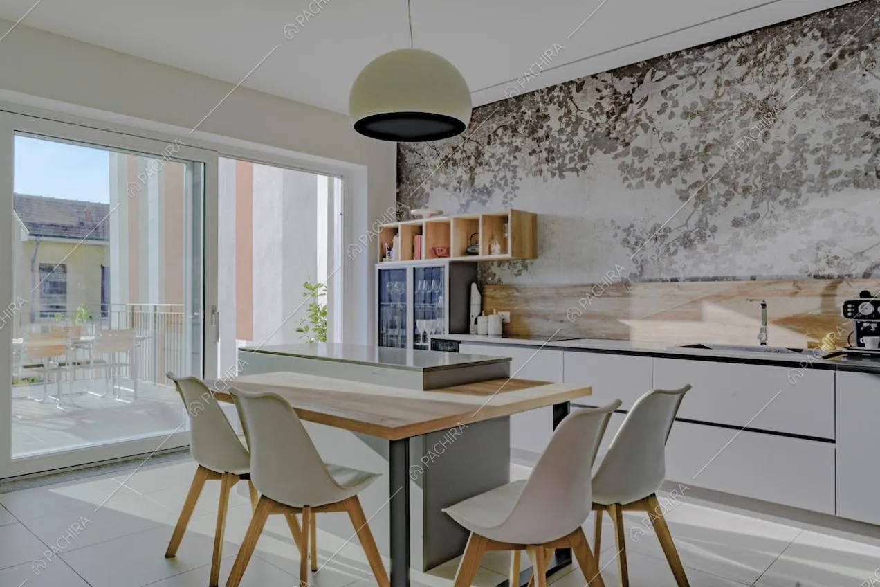 Sedie di design al centro della cucina a isola e carta da parati