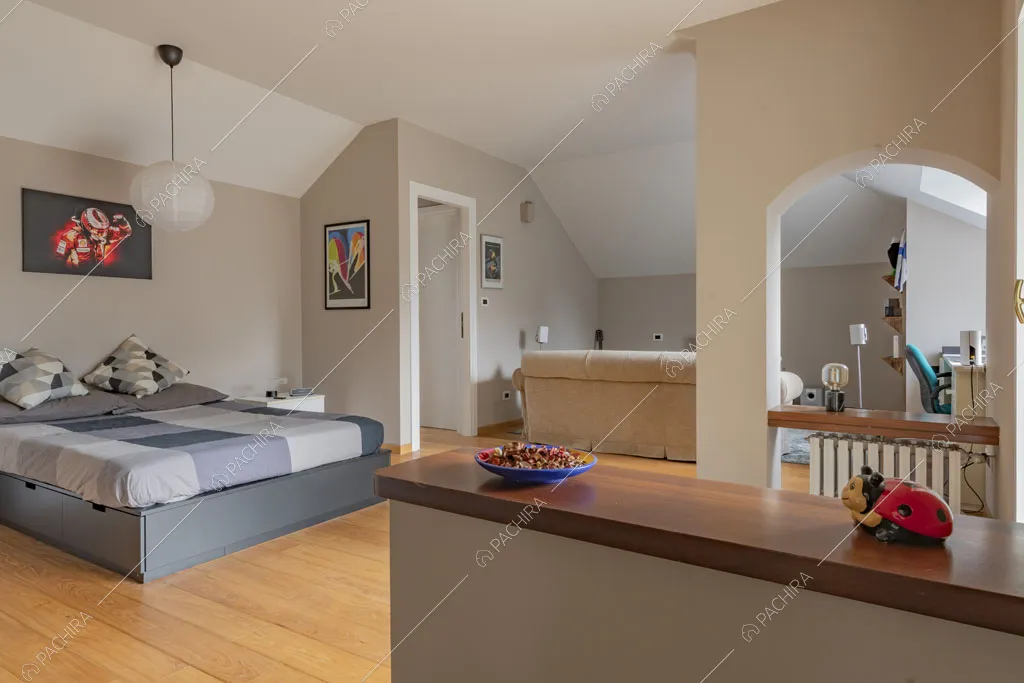 Camera da letto matrimoniale con pareti grigie della villa Bris, location in stile contemporaneo a Torino