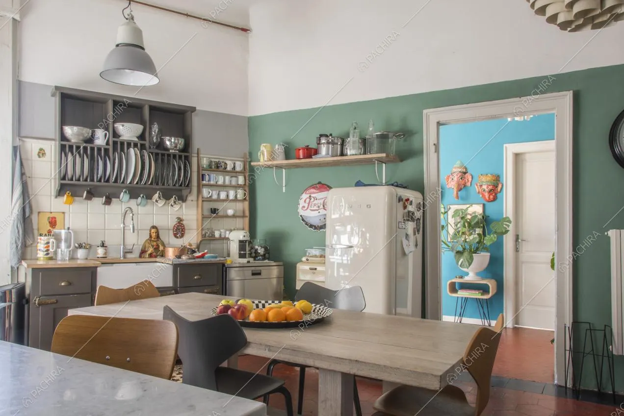 Credenza grigia appesa alla parete rivestita con piastrelle bianche