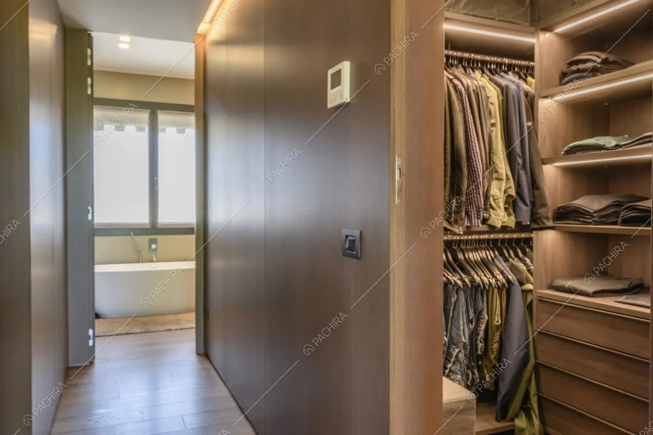 Cabina armadio in legno con luci led e vasca da bagno