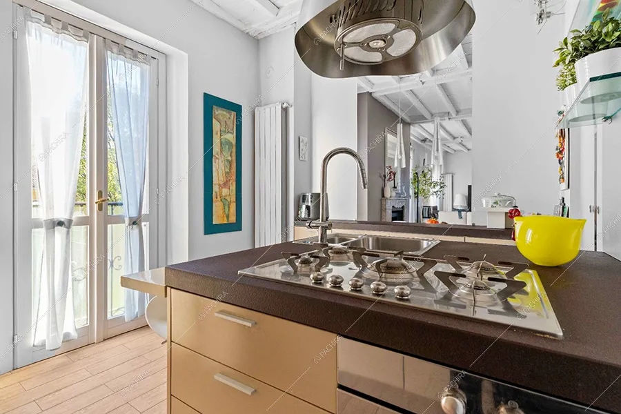 Cucina dell'appartamento Hood, location in stile moderno a Milano
