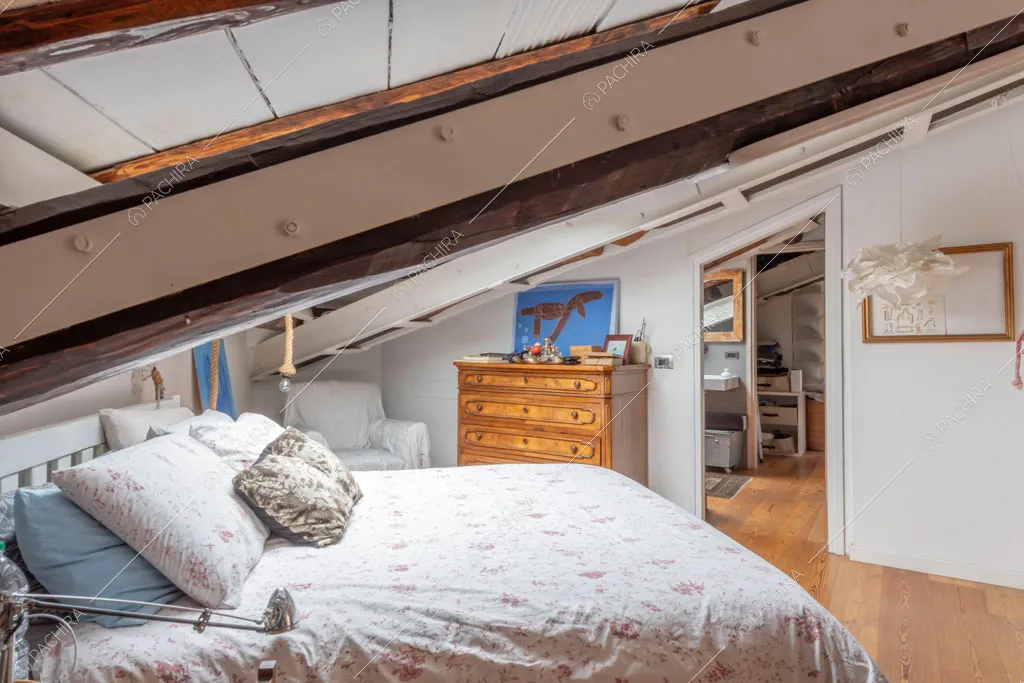 Camera da letto con pavimento in parquet dell'appartamento Uru, location in stile moderno a Roma