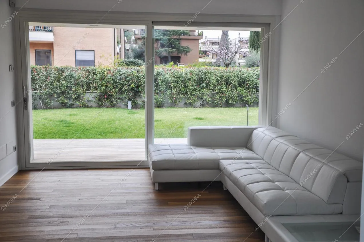 Sala con porta-finestra della villa Caviale Rosa, location in stile moderno a Roma