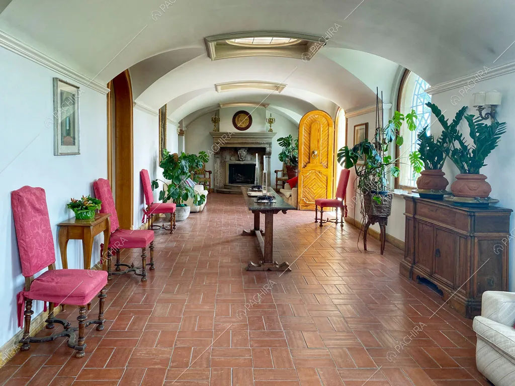 Ampia sala con lucernari, soffitto a volta a botte e antico camino in marmo