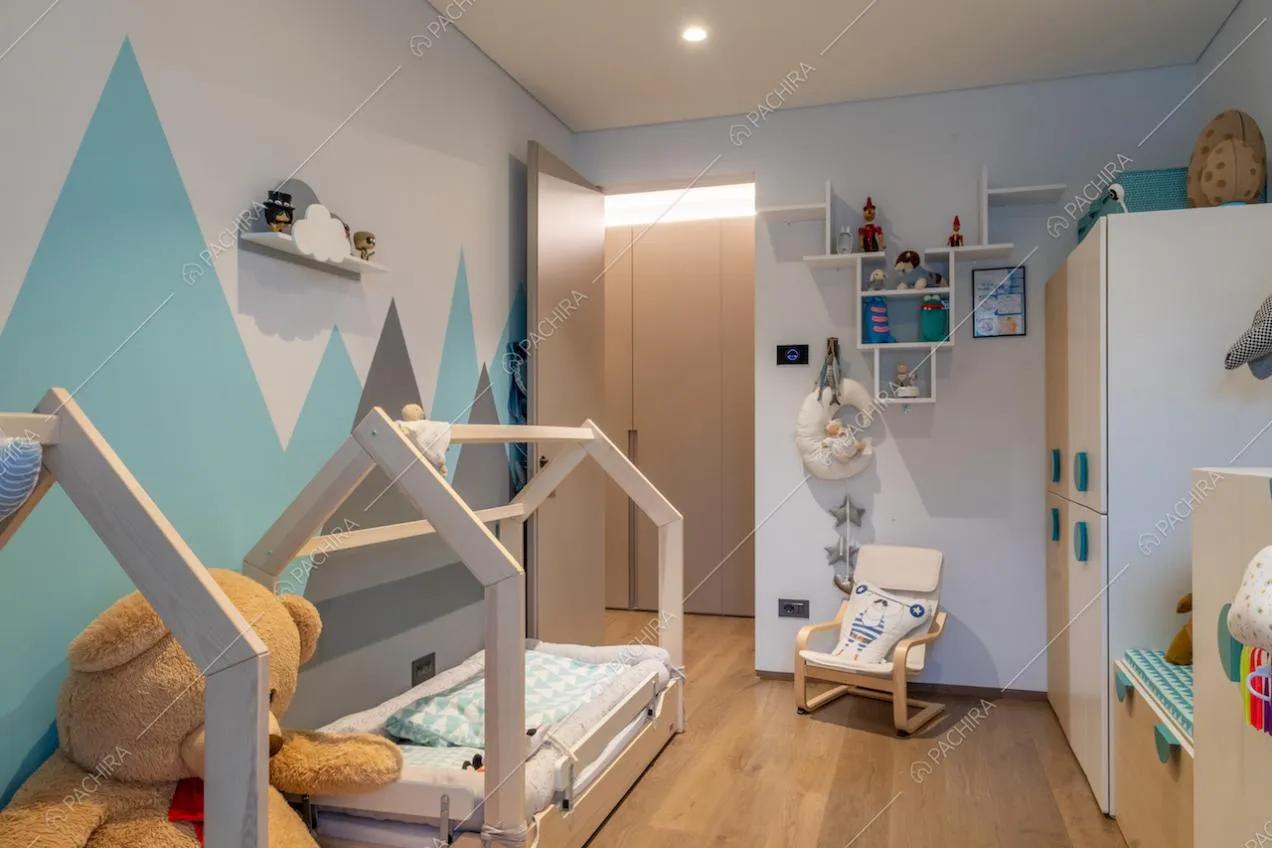 Camera da letto da bambini con letto singolo e pavimento in parquet