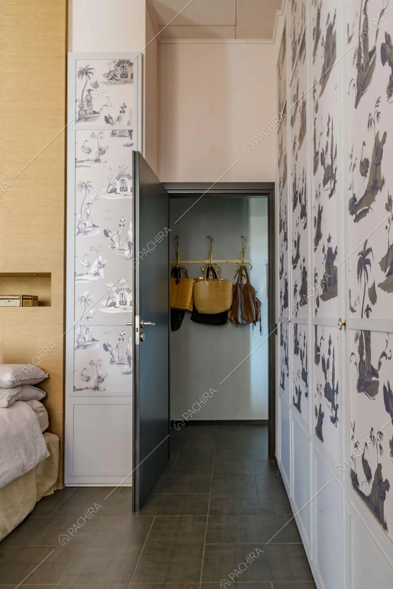 Dalla camera da letto matrimoniale con carta da parati bianca e nera vista sull'appendiabiti