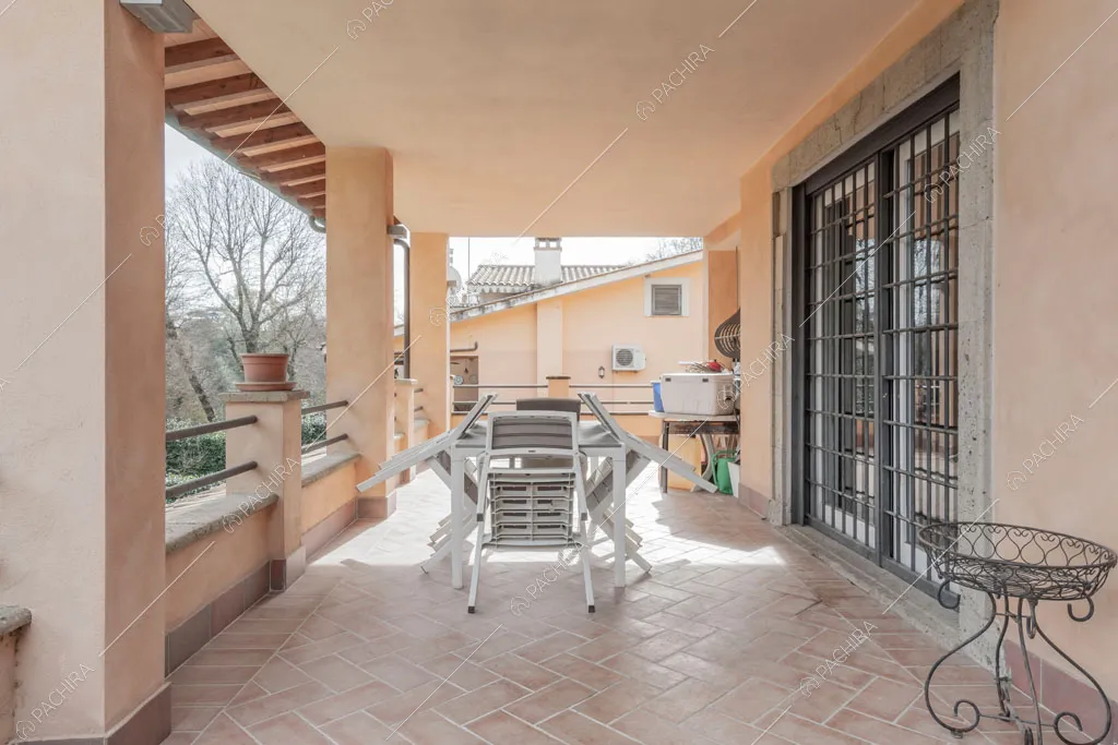 Veranda sulla terrazza della villa Bauxite, location in stile moderno a Roma