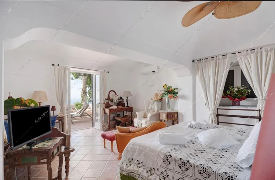 Camera da letto della villa Oder, location in stile classico a Napoli