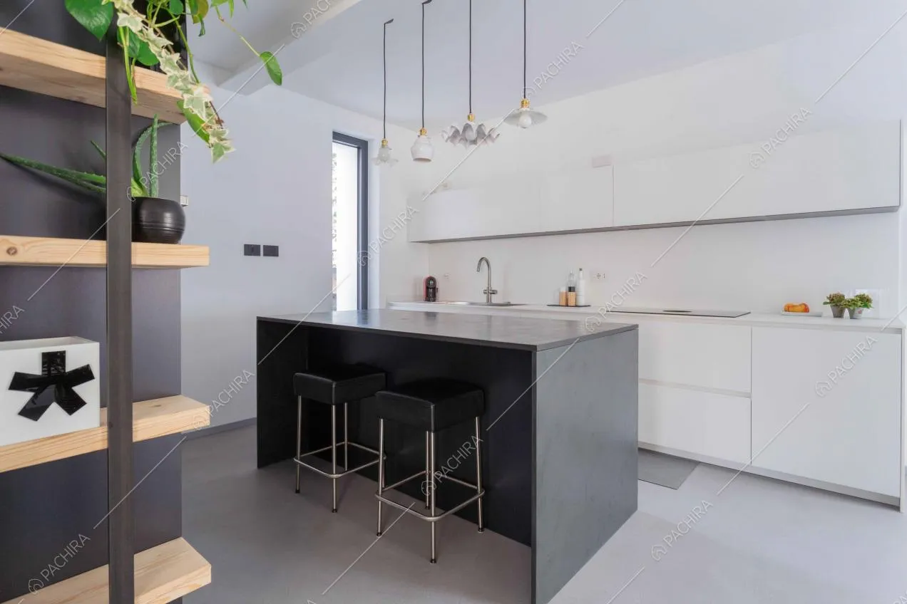 Isola nera con sgabelli della cucina con fornelli a induzione e lampade di design