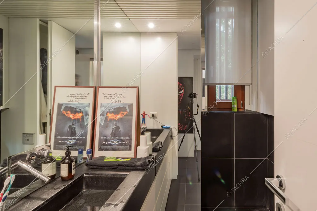 Bagno dell'appartamento Carpentaria, location in stile contemporaneo a Roma