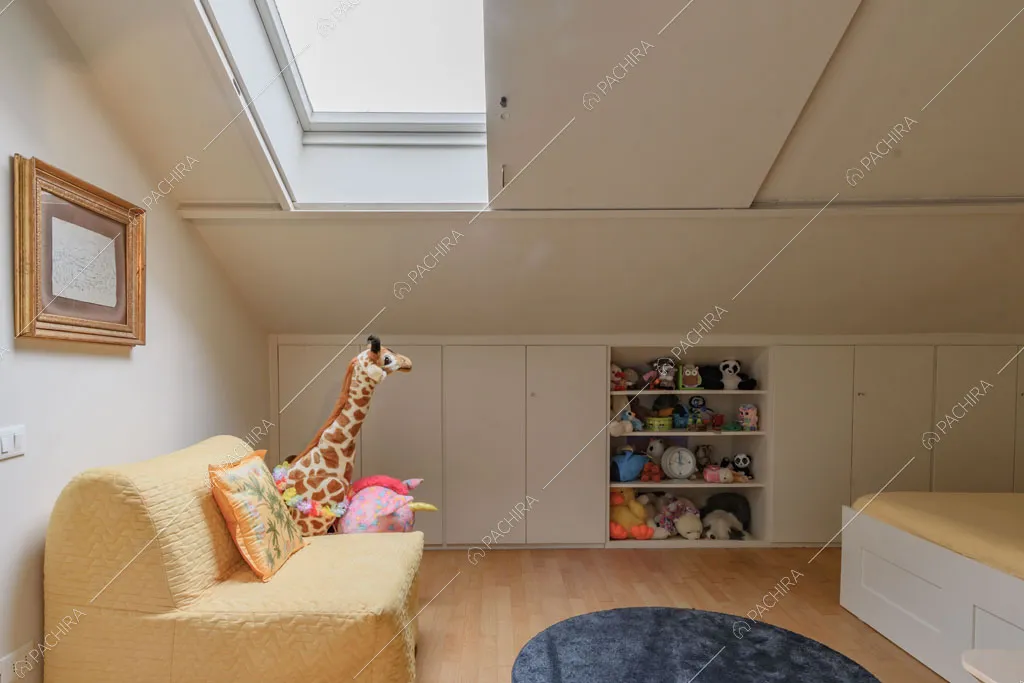 Camera da letto della villa Kharan, location in stile contemporaneo a Milano