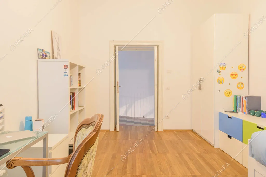 Pavimento in parquet nella camera da letto dei bambini con cassettiera colorata