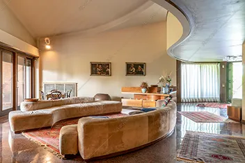 Zona living della villa Dolomite, location in stile rustico a Varese