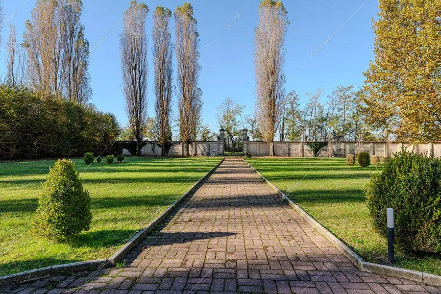 Vialetto della villa Mayon, location in stile moderno a Milano