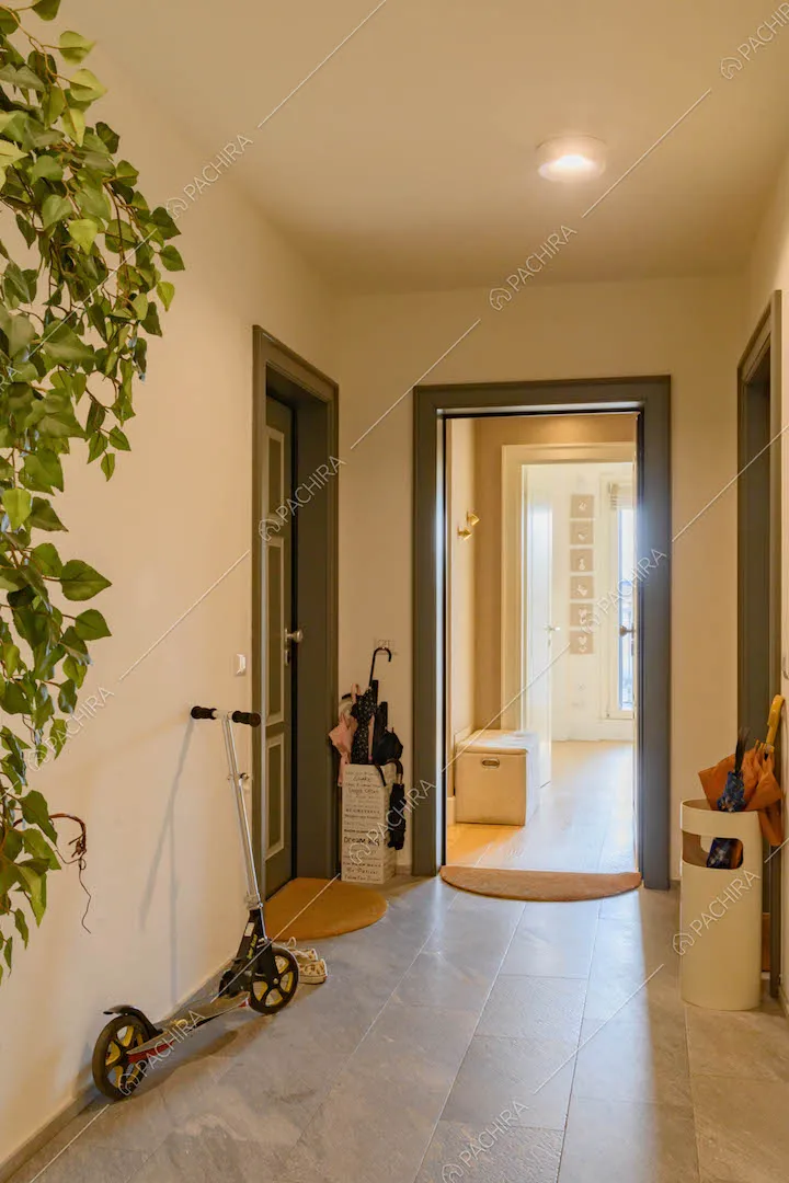 Ingresso della location con pareti biache
