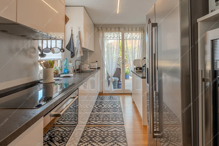Cucina dell'appartamento Vardar, location in stile classico a Milano