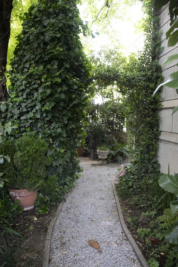 Vialetto nel giardino della villa
