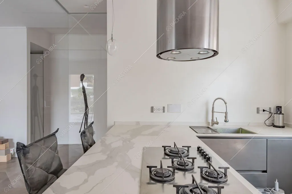Fornelli a gas sulla penisola della cucina dell'appartamento Sonora, location in stile contemporaneo a Roma