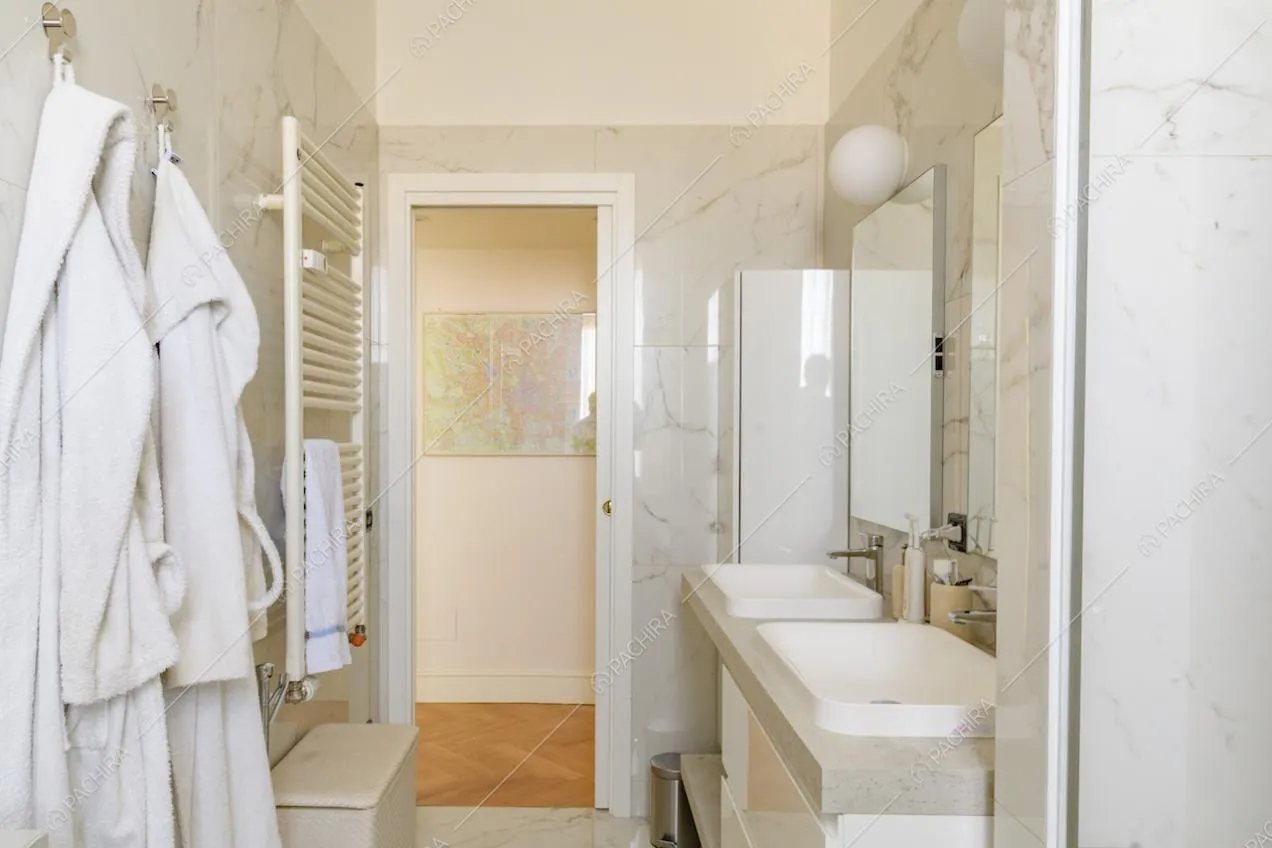 Dal bagno in marmo vista sul corridoio