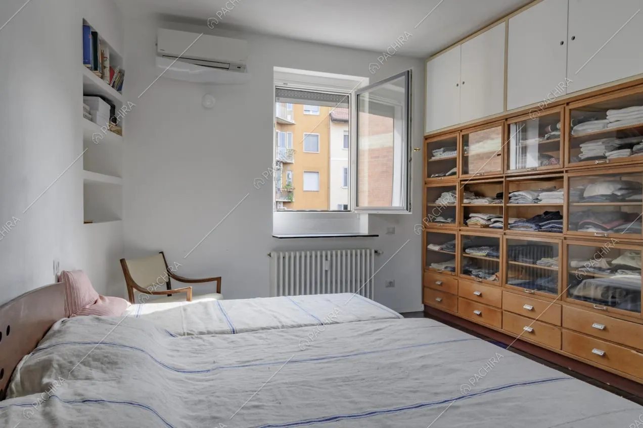 Camera da letto al piano superiore con ampio armadio a vetri