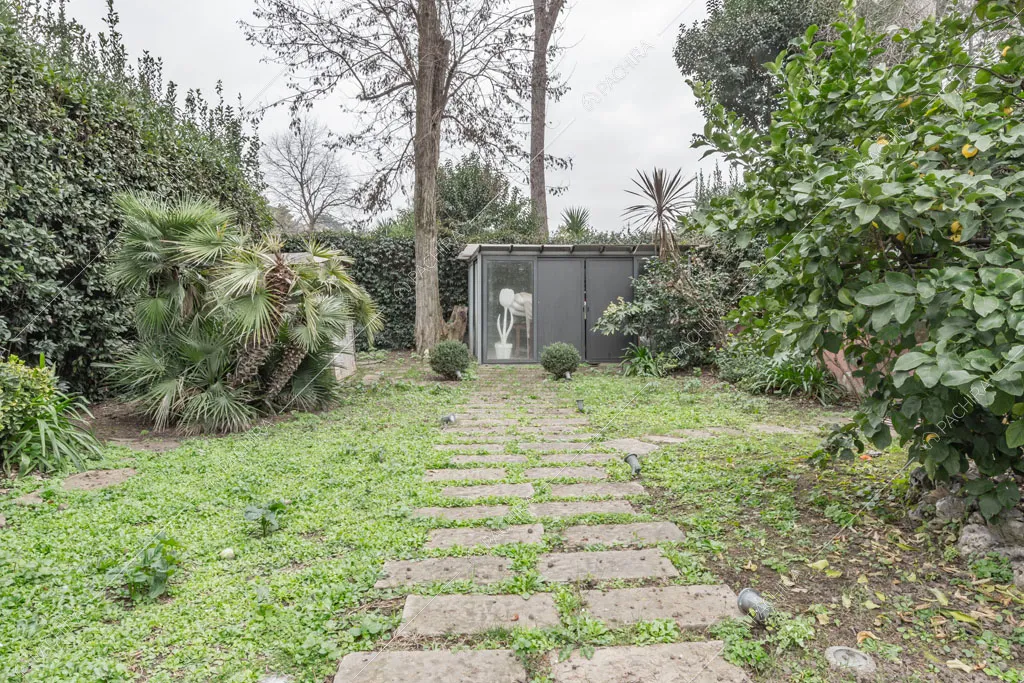 Giardino dell'appartamento Catalpa, location in stile moderno a Roma