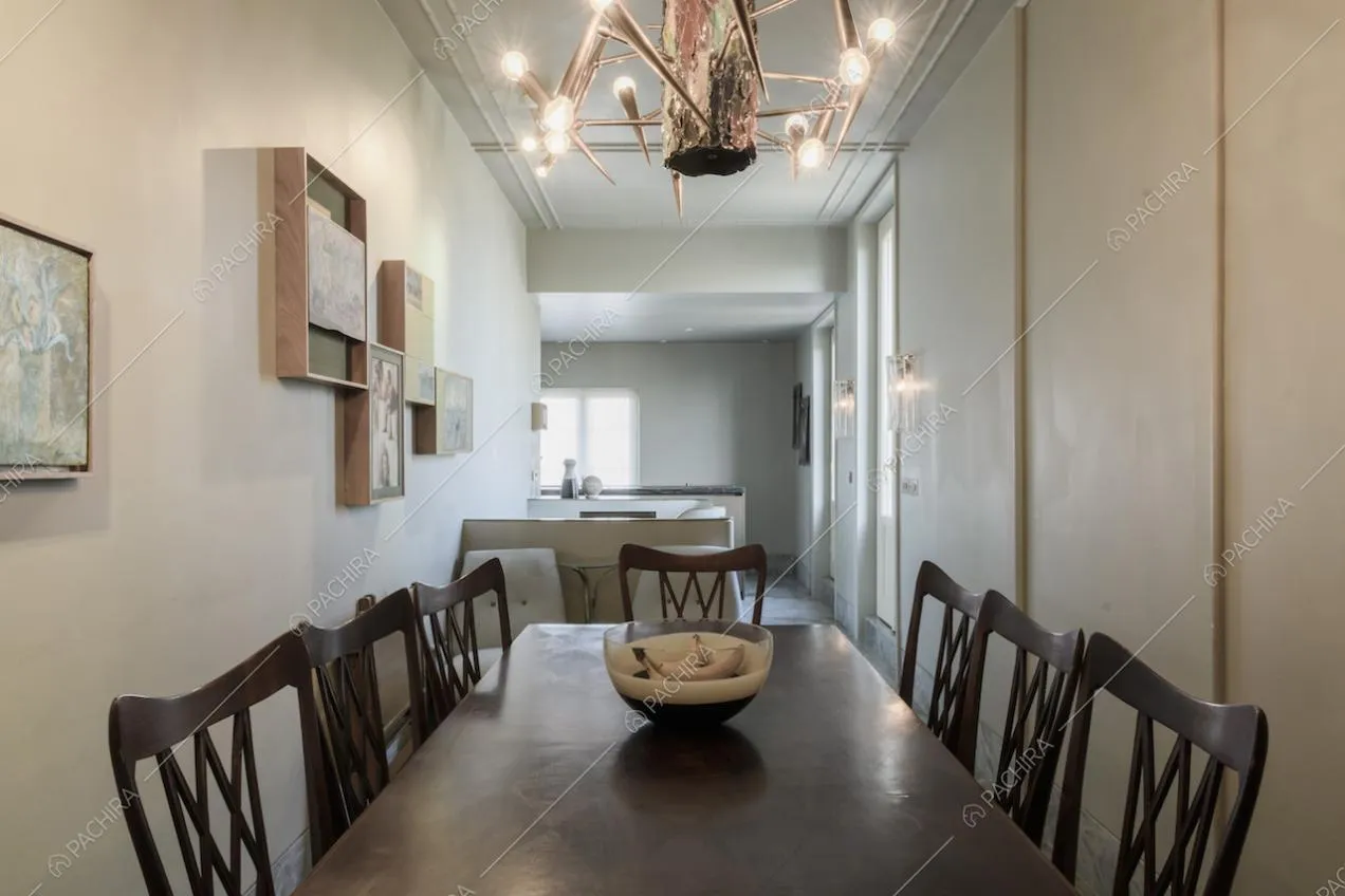 Tavolo da pranzo in legno con lampadario di design